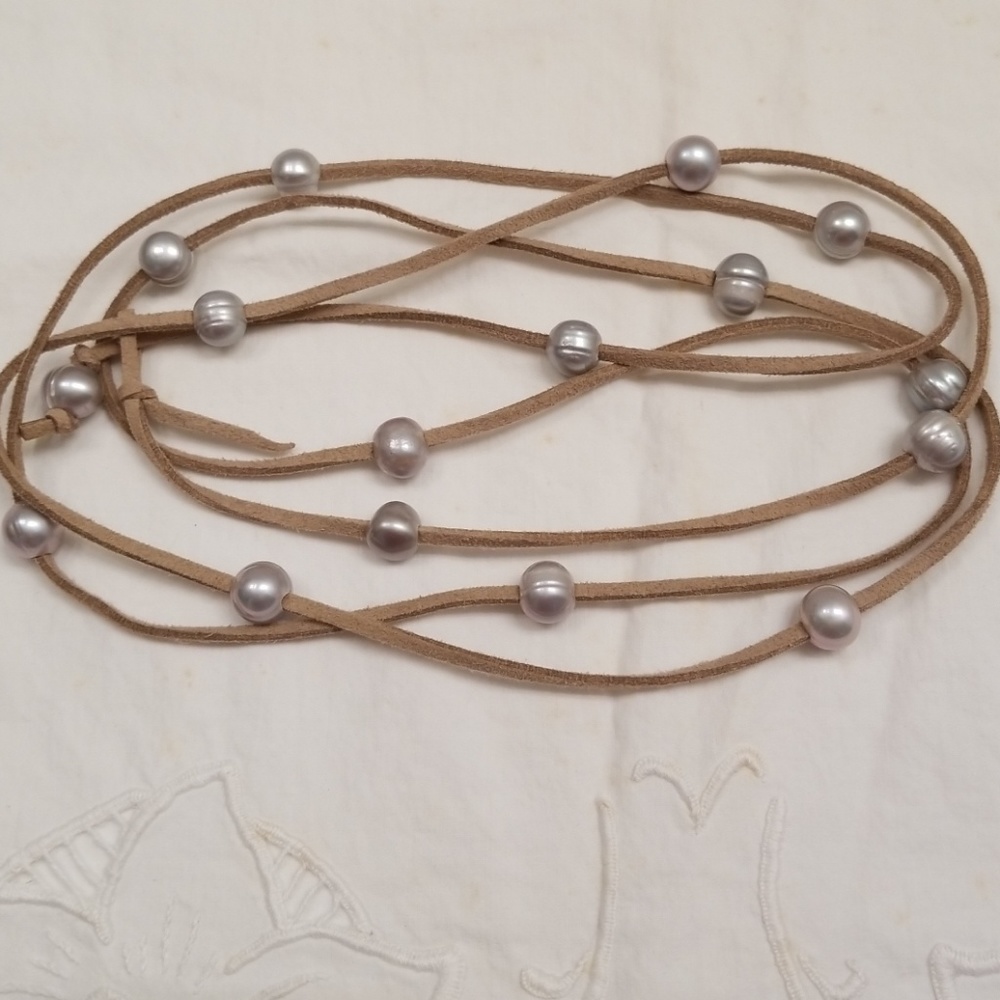 Necklace silver gray barrel pearls on taupe suede - Picture 5 of 6